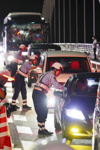 福岡市東区の海の中道大橋で飲酒運転検問を実施する福岡県警の警察官