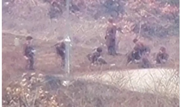 昨年、非武装地帯北側で地雷を埋設する北朝鮮軍兵士の様子。朝鮮半島の緊張状況を象徴する