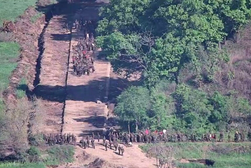 2024年6月、北朝鮮軍兵士が前線地域で戦術道路の補強作業を行う様子。MDL越境に関連する北朝鮮側の活動を示す。