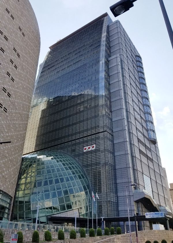 開局100周年を迎えたNHK大阪放送局の建物外観。日本の公共放送が「部落問題」に深く向き合う姿勢を示す象徴。