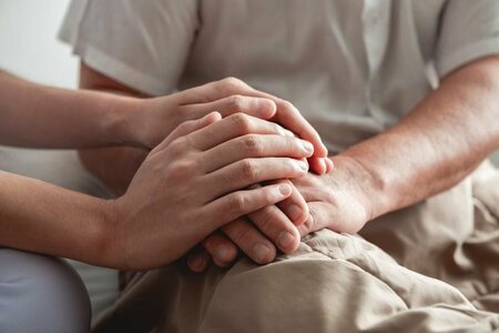 生活保護制度による経済的支援を表すイメージ。困窮する人々への生活費援助を示す。