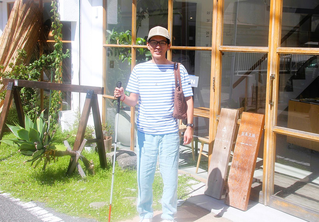 千葉県館山市のカフェ「北条文庫」でインタビューに応じるブラインドコミュニケーター石井健介氏