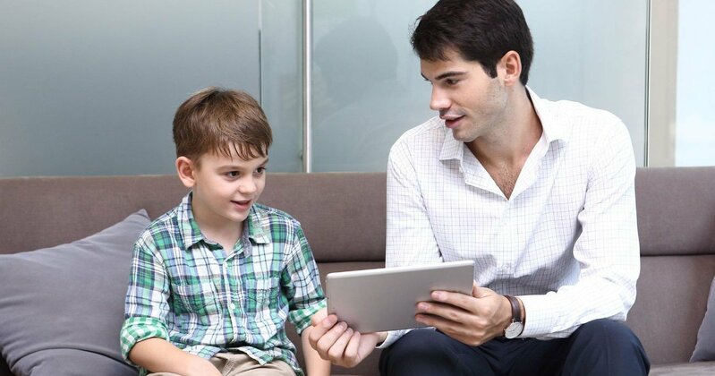 スマートフォンを操作する手のクローズアップ。現代社会における情報消費やデジタル依存を象徴する。