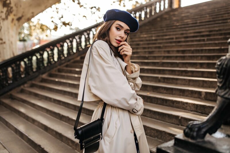 パリの石畳を歩く、ジーンズ姿の洗練された女性