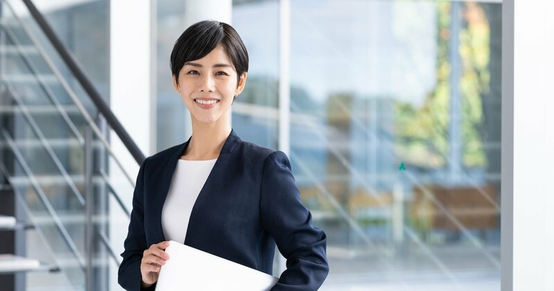 就職面接で真剣な表情で話す学生と、その話を聞く採用担当者の様子。志望動機を伝える重要な場面。