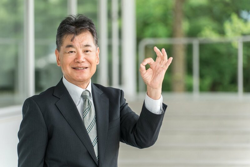 定年後の多様な働き方について考えるシニアの男性