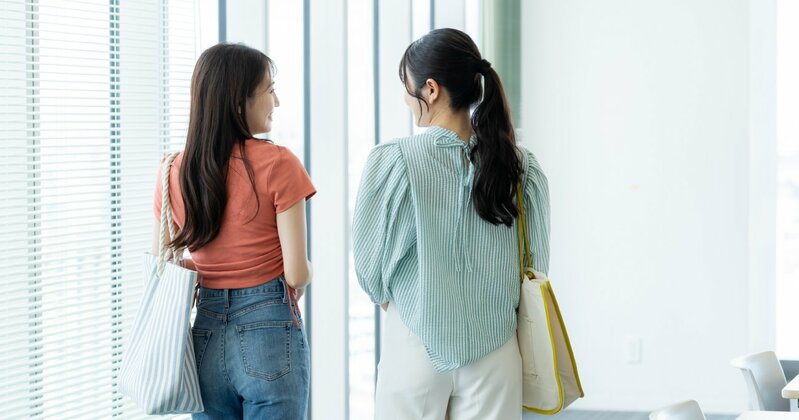 多様な学生が集う法政大学の活気あるキャンパス風景