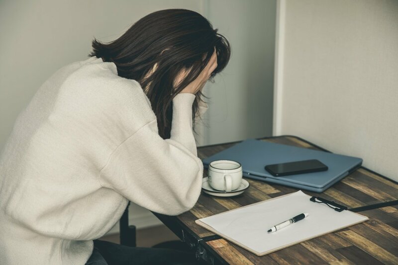 現代の職場で疲弊し、キャリアにモヤモヤを感じるビジネスパーソンのイメージ