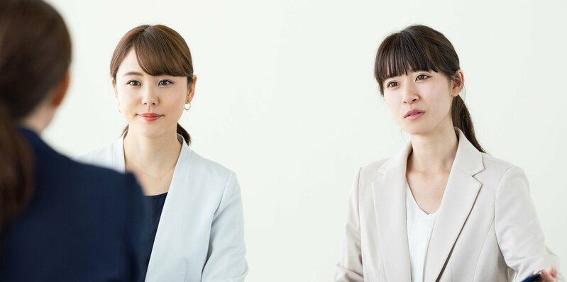 採用面接のイメージ写真。ビジネスパーソンが面接に臨む様子。
