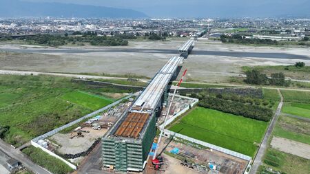 山梨県中央市で建設中のリニア中央新幹線釜無川橋梁。広大な敷地に伸びる長大な高架橋の全景。