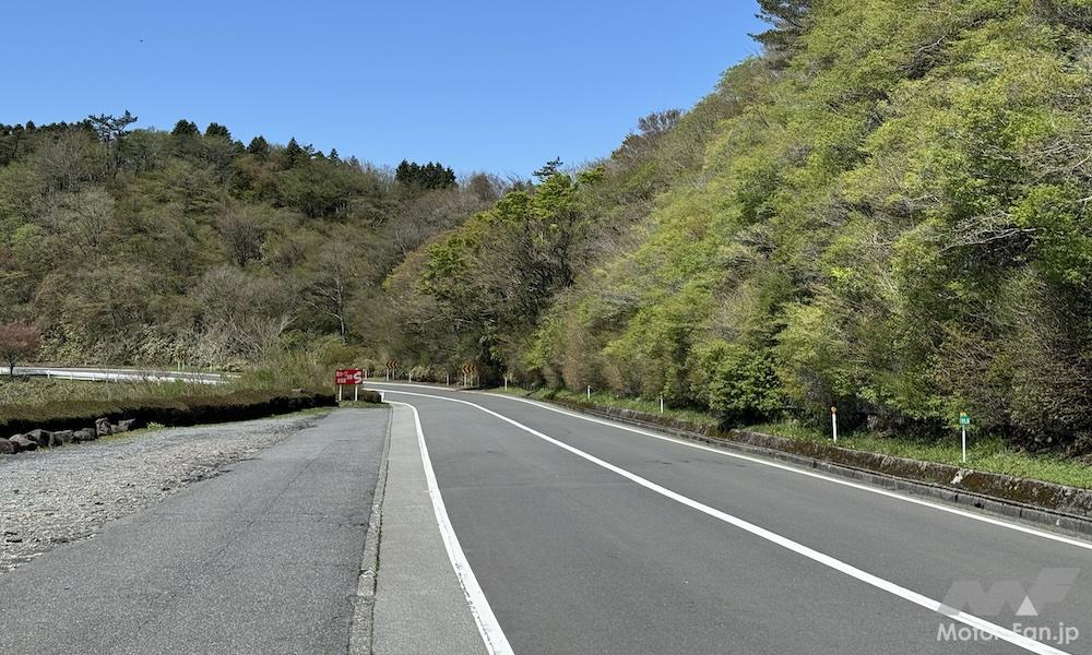 かつてドライブデートの舞台となった都市近郊の海岸道路を走る車、若者たちの恋愛を彩る光景