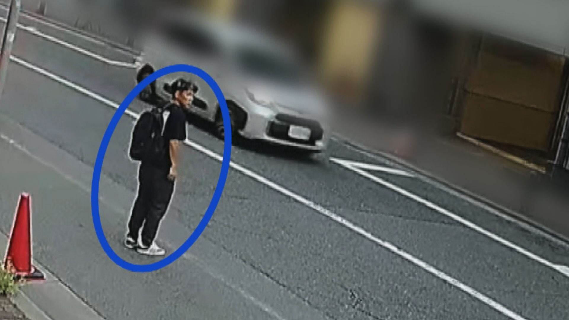 神戸市中央区の路上を歩く谷本将志容疑者とみられる男の防犯カメラ映像