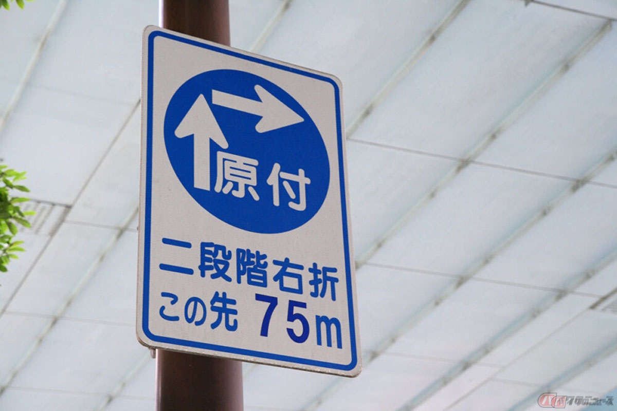 二段階右折が必要な特定小型原付と原付一種。3車線以上の交差点での正しい右折方法を示す図。