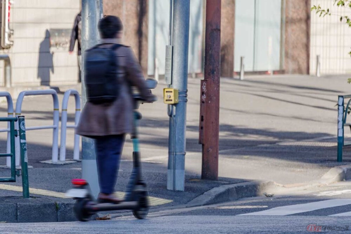 電動キックボード利用者向けに、道路交通法で定められた二段階右折の適切な手順を説明するイラスト。