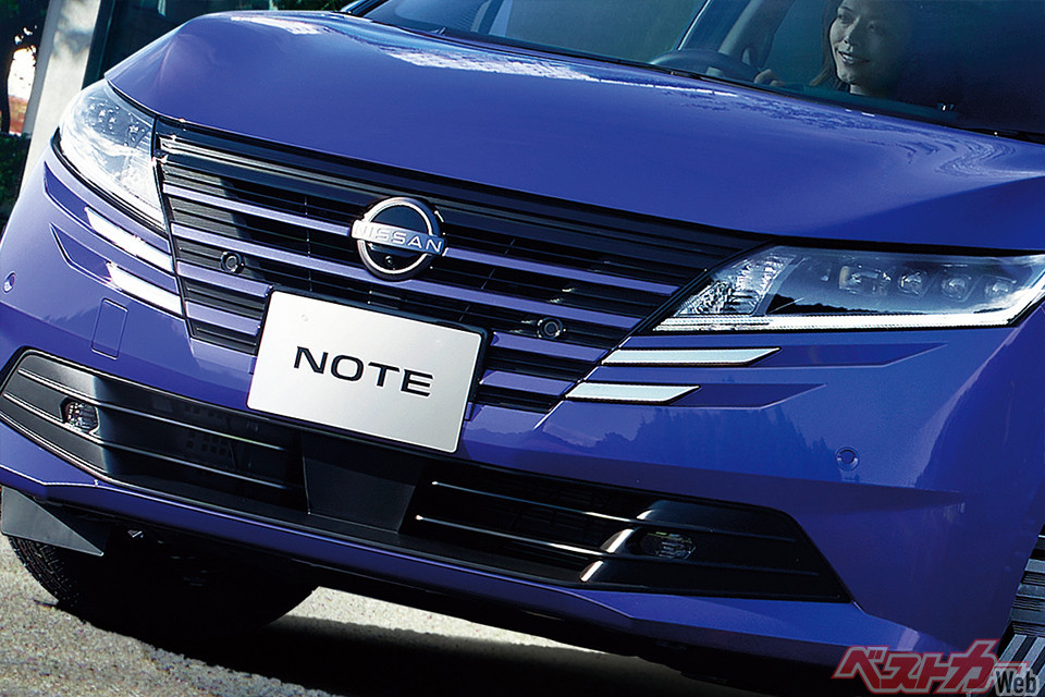 日産の主要生産拠点である追浜工場（手前）と、そこで生産される人気車種ノート/ノートオーラのラインナップ。同工場は「Re:Nissan」計画に基づき2027年度末に車両生産を終了する予定。