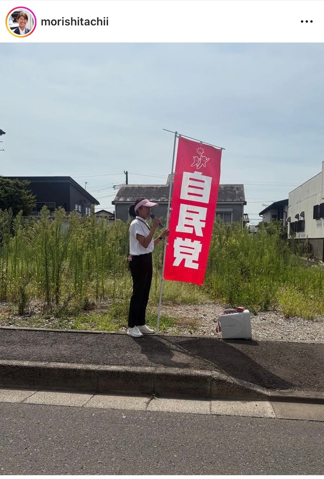 「石巻川開き祭り」で神輿の上に乗る森下千里氏。その美脚にも注目が集まる