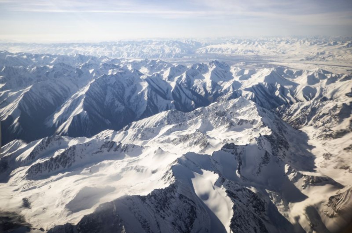 天山山脈の雄大な景色。キルギスと中国国境に広がるこの山脈は、世界最北の7000メートル級高峰、ジェンギシュ・チョクスを擁する。