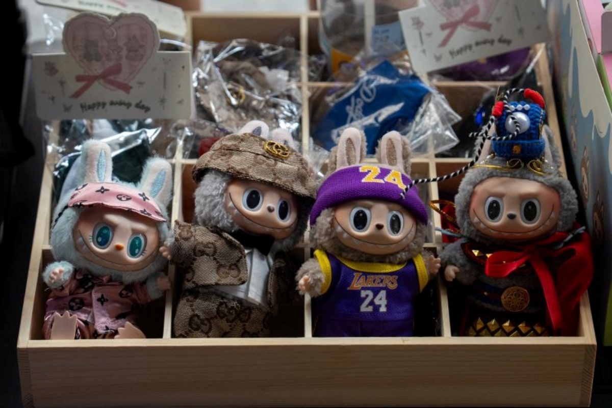 ニューヨーク・マンハッタンで販売されるラブブの模倣品「ラフフ」。本物そっくりの笑顔が特徴的だ。