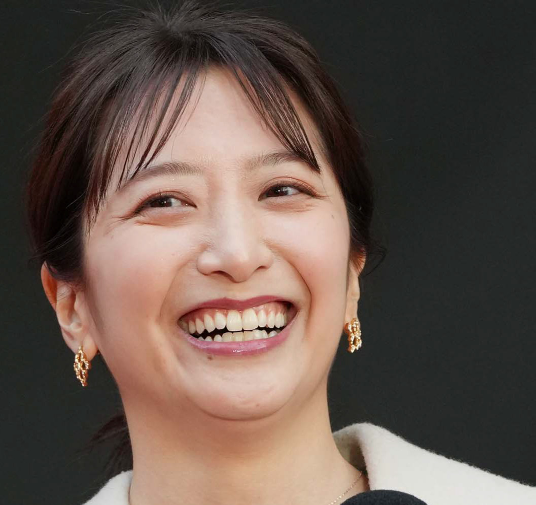 笹崎里菜アナウンサーが笑顔を見せる様子。フリー転身後の心境を語る番組出演時のイメージ。