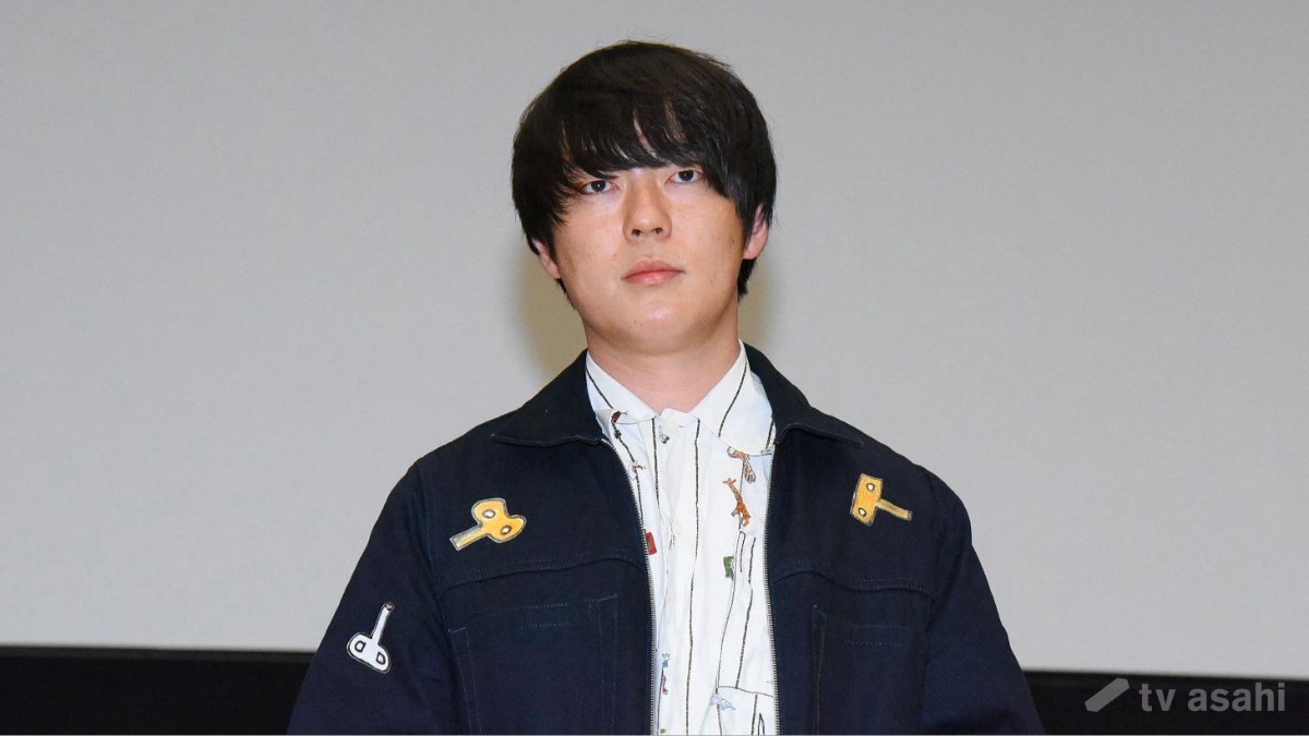 カツオノエボシに刺され赤く腫れ上がったウーマンラッシュアワー村本大輔さんの上半身と、青く透き通るカツオノエボシ本体の写真