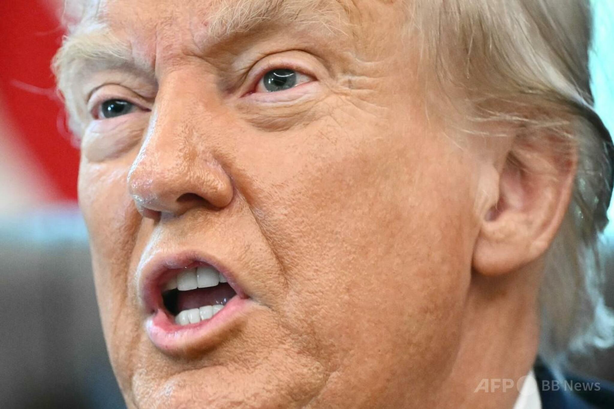 ワシントンのホワイトハウス大統領執務室で記者会見するドナルド・トランプ大統領。国旗燃焼に関する大統領令に署名後、「独裁者」発言で波紋を広げた。