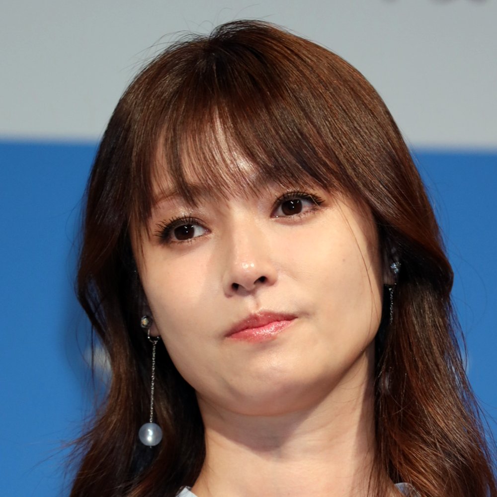 連続ドラマ「初恋DOGs」に出演中の深田恭子。ドッグカフェの店長役で新たな一面を見せる彼女の表情。