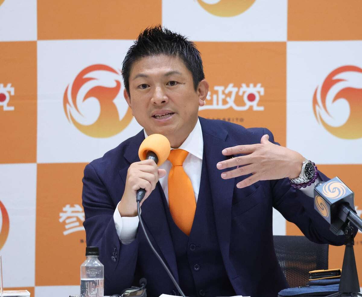 参政党代表の神谷宗幣氏がメディアの取材に応じる様子。最新の政党支持率調査で参政党が躍進した状況を示す。