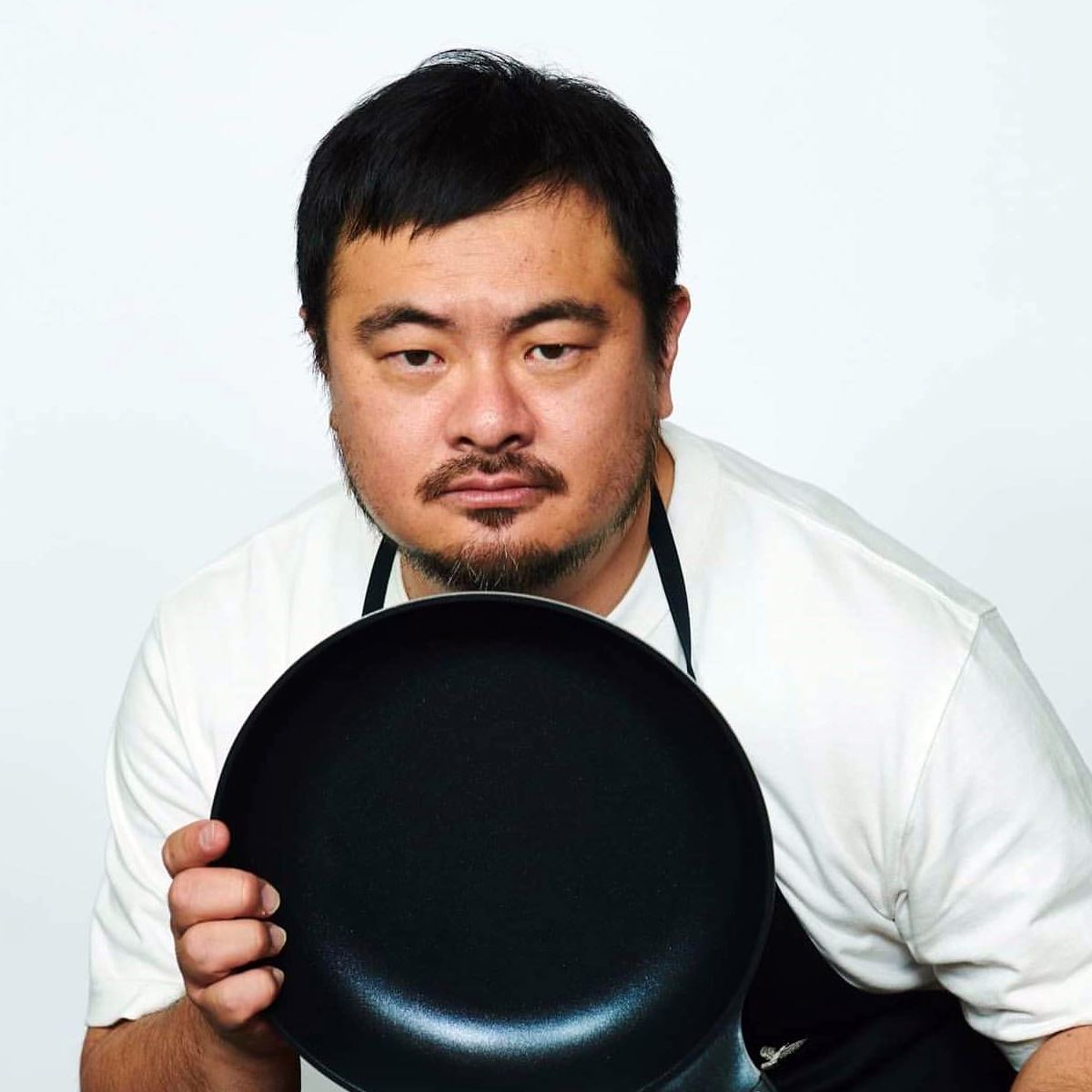 人気シェフ鳥羽周作氏の表情。彼が監修したレストラン「NAGANO」の閉店が報じられた