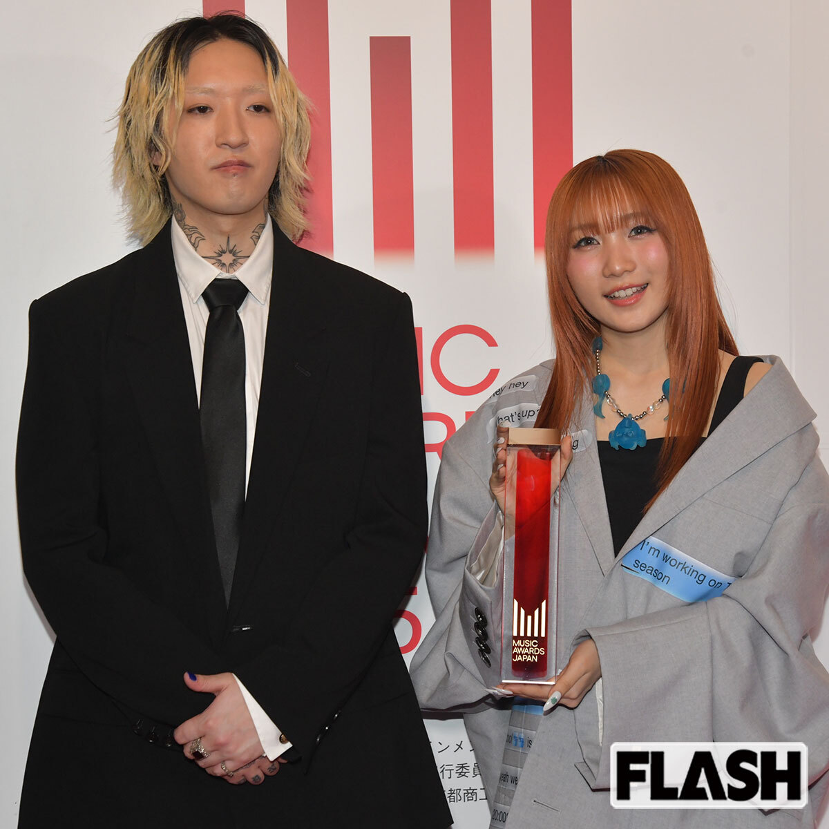 金髪姿のikuraとタトゥーが見えるAyase、イメージが大きく変化したYOASOBIの二人