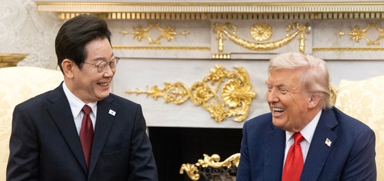 ホワイトハウスでの米韓首脳会談中、笑顔を交わすトランプ大統領と李在明大統領。両国の主要議題が議論された場面。