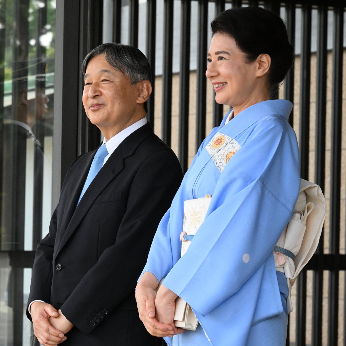 天皇皇后両陛下が宮中茶会で各国首脳夫妻を歓迎される様子