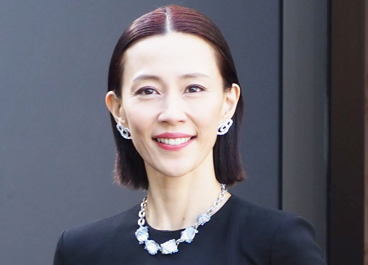 「19番目のカルテ」出演中の木村佳乃と松井遥南が笑顔で並ぶツーショット写真