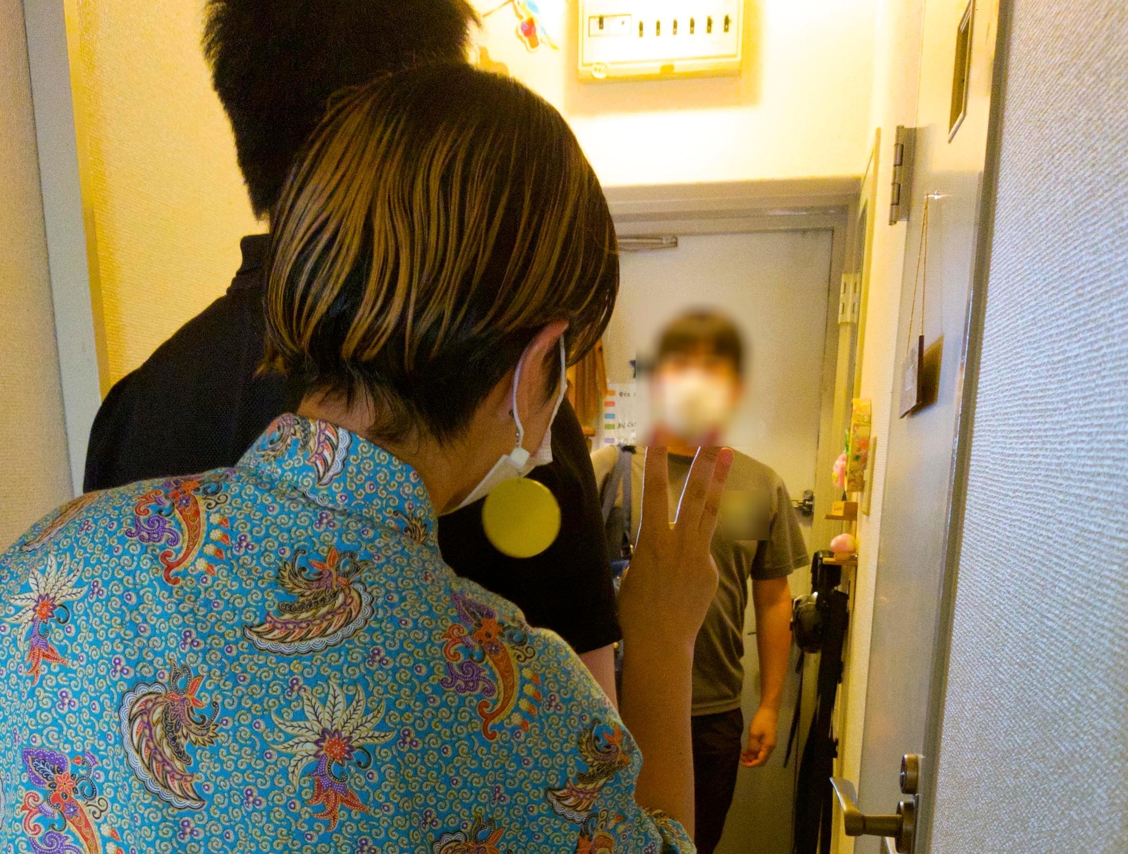 自宅で精神科訪問看護を受ける子どもの様子。専門の看護師が家庭を訪れ、寄り添いながらケアを提供する。