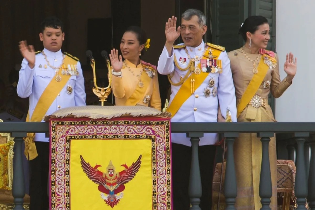タイ国王ラーマ10世と3人目の妃シーラット、生まれたばかりのティパンコーン王子