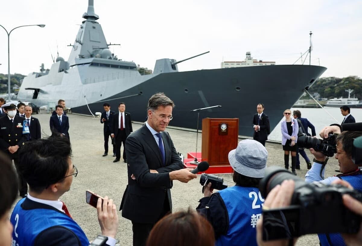 もがみ型フリゲート艦を視察するNATO事務総長ルッテ氏、海上自衛隊横須賀基地にて