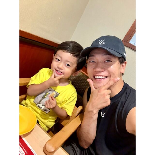 おばたのお兄さん、1歳息子と2人きりの外食で“大ピンチ”「焦らず見守ります!笑」 おばたのお兄さん、1歳息子と2人きりの外食で“大ピンチ”「焦らず見守ります!笑」