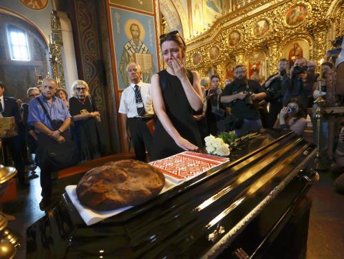 ウクライナ人記者ビクトリア・ロシチナさんのキーウでの葬儀、悲しみに暮れる参列者