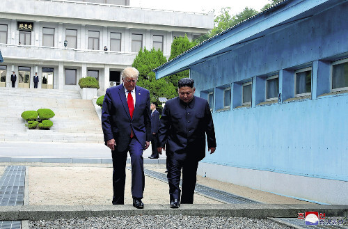 トランプ氏、北朝鮮で「ライフルの銃口が私に向けられていた」…２０１９年越境時を李氏に明かす