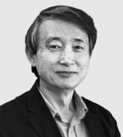 「通信使」の歴史的記録を紐解く研究者、あるいは古文書の展示風景