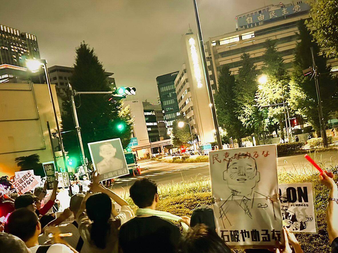8月1日のデモで「石破辞めるな！」とペンライトを振る参加者たちの様子