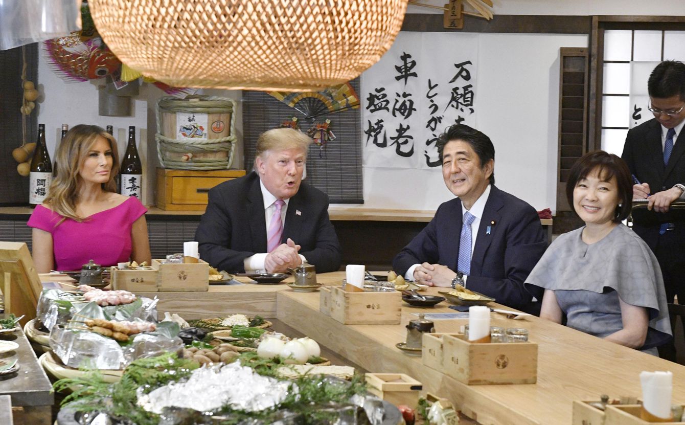 トランプ前大統領夫妻と安倍元首相夫妻が六本木の炉端焼き店で夕食を共にし、日米首脳の個人的な信頼関係を深める様子。