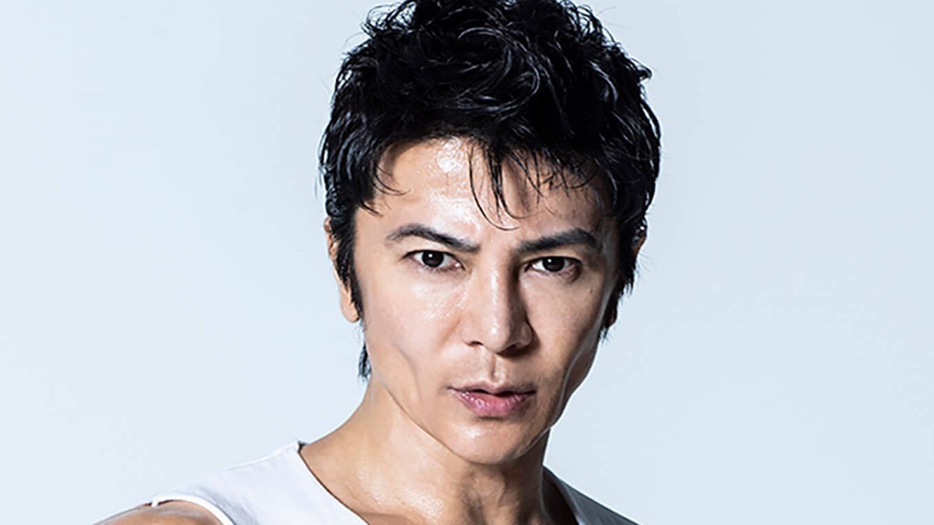 武田真治が『鬼滅の刃』の宿敵・猗窩座に完璧に変身、青い刺青と黄色い瞳を再現したハイクオリティなコスプレ姿