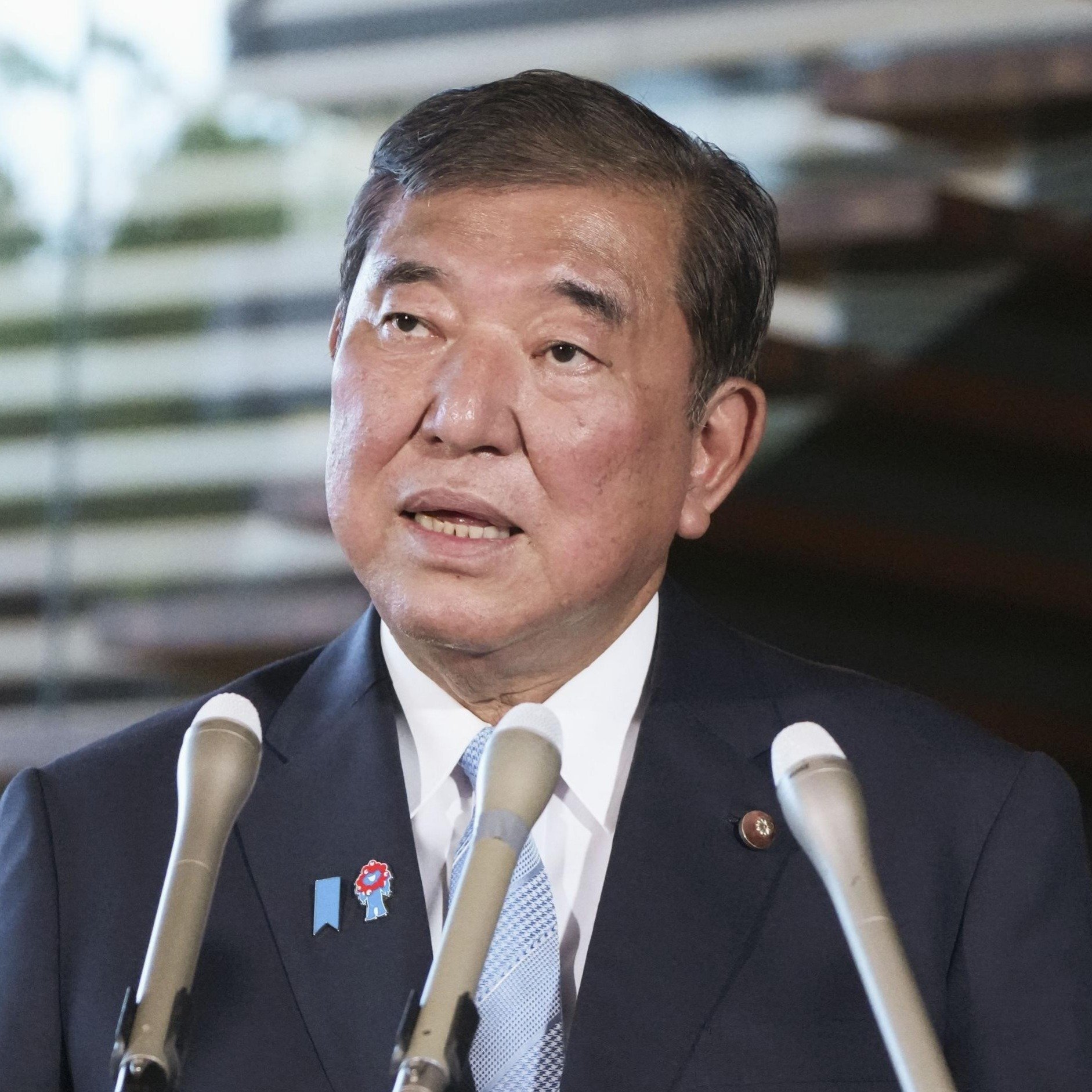 道路陥没事故や災害対策、社会インフラ維持のための税制改正を議論する政治家