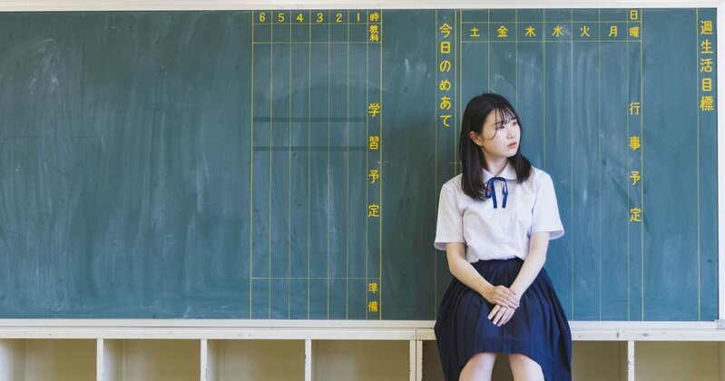 真剣な表情で受験勉強に励む学生の姿