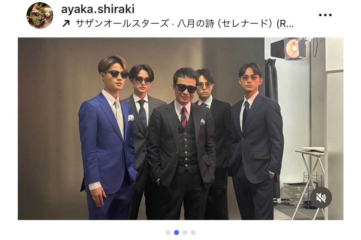 白城あやかさんと長男、次男、三男、四男が集合した家族写真。三男の20歳を祝う記念撮影で、白城は絽の着物、息子たちはスーツ姿で写る。