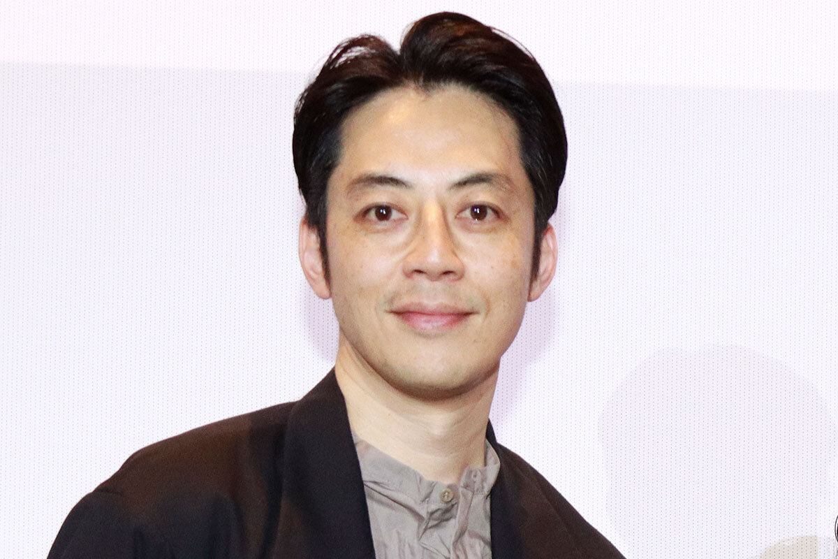 キングコング西野亮廣が真剣な表情でカメラを見つめる様子。テレビ番組での発言訂正要求を背景に、彼の社会的影響力に関する議論が注目される。