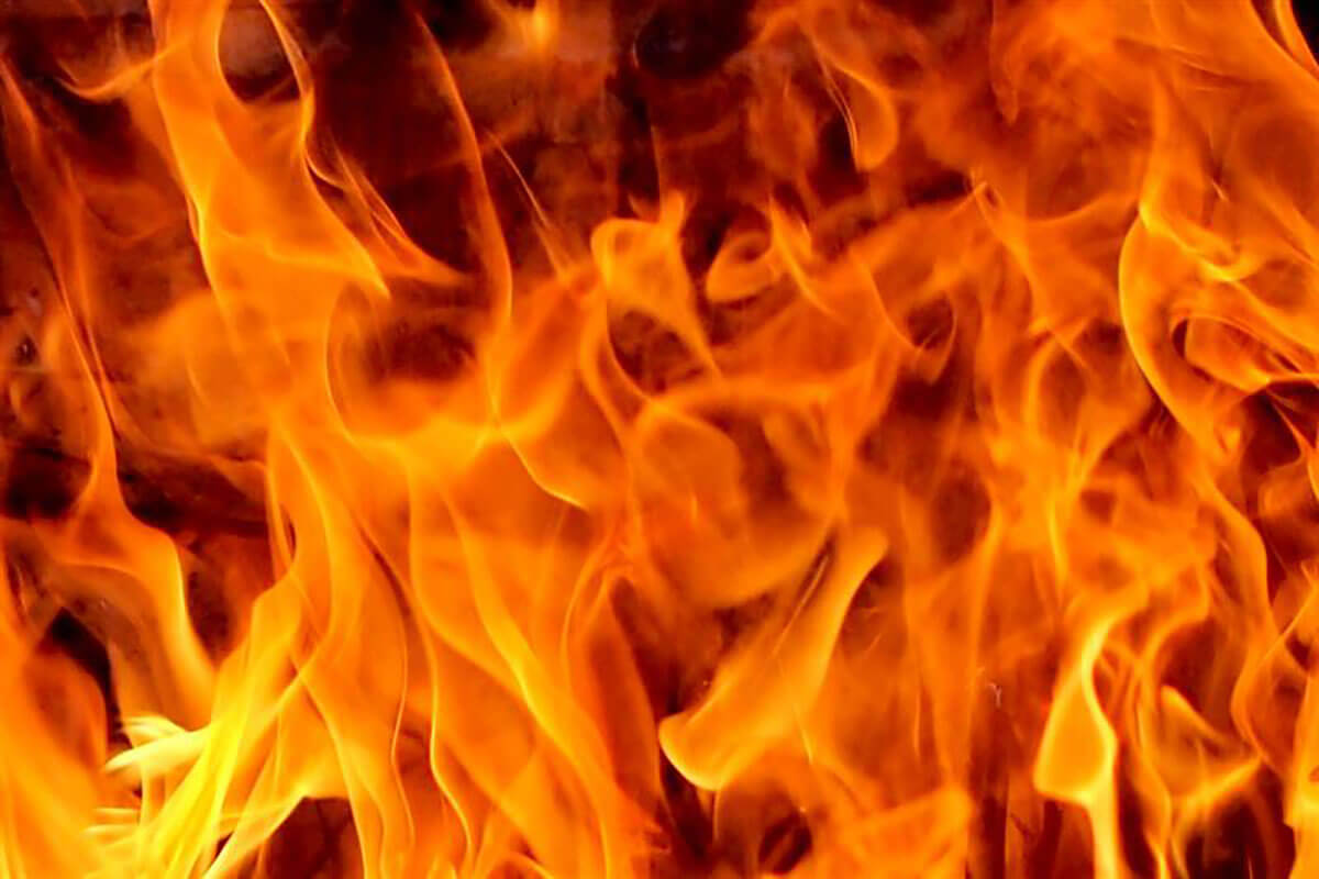 放火事件で燃え盛るバスの炎、その高さは20メートルに達したとされるイメージ