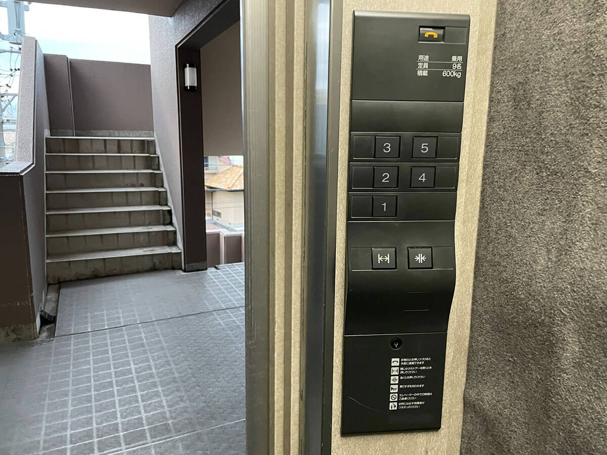 オートロックマンションのエレベーター内で発生した悲劇を表すイメージ画像