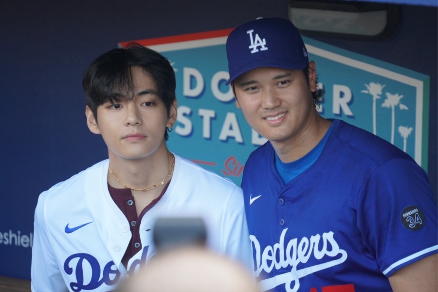 大谷翔平、BTS「V」と2ショット…笑顔で握手しハグ 試合前に異例