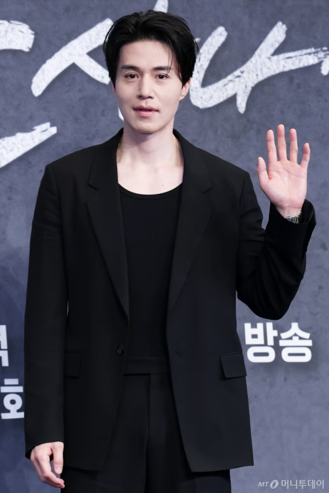 イ・ドンウク氏の肖像。韓国の俳優イ・ドンウクが月餅に関する発言で中韓のネット論争に巻き込まれた様子を示唆する。